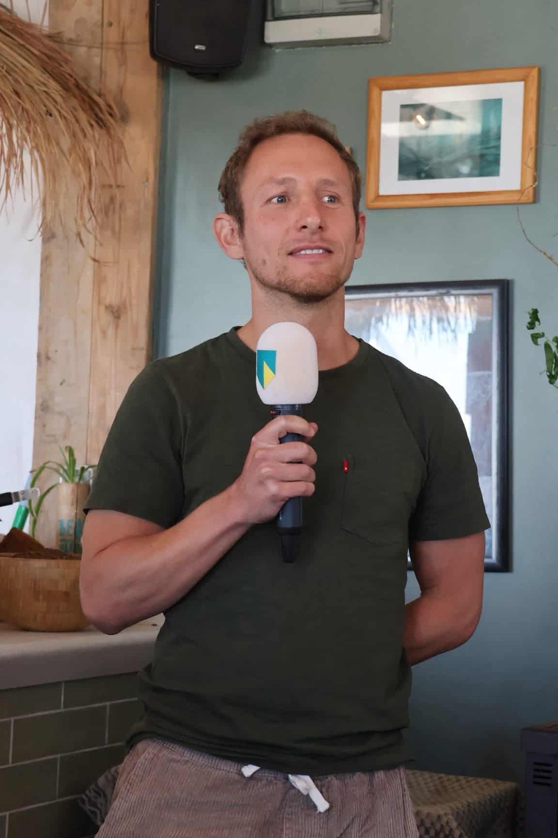 Jens vertelt met een microfoon in de hand tijdens een sessie bij ABN AMRO